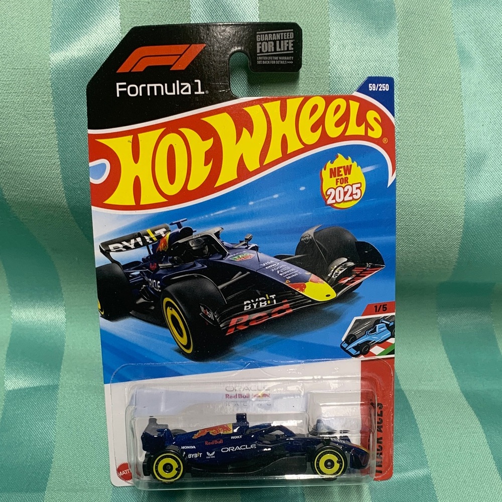 Hot Wheels Oracle Red Bull Racing Formula 1 Die-Cast Car blue - Picture 2 of 11